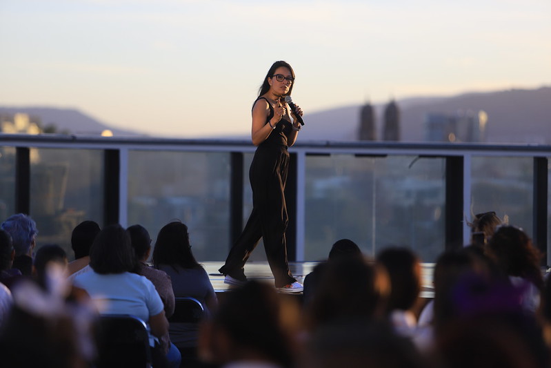 Sofia Gasque en una conferencia al aire libre con mujeres