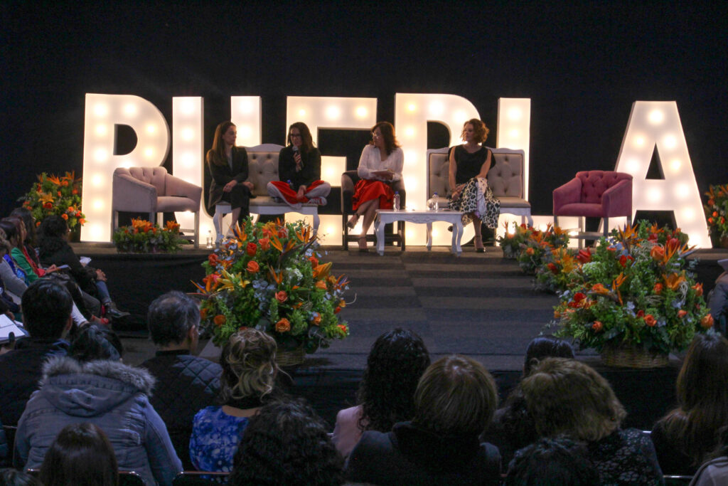 Sofia Gasque con mujeres en conferencia de Puebla